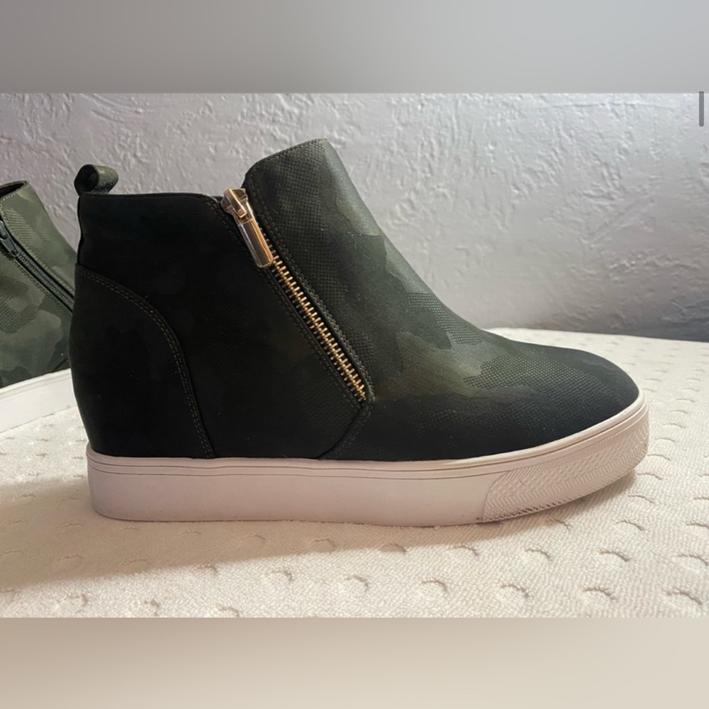 Women’s Shoe Dazzle Landon Camo Wedge Sneaker size 6.5